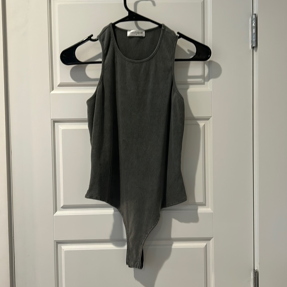 Vestique light wash gray bodysuit with snaps
